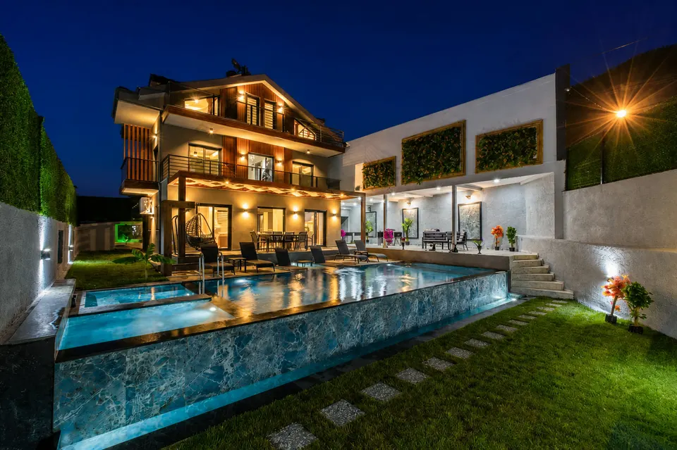 Villa Su gece fotoğrafının ışık, renk ve gürültü düzenlemesi