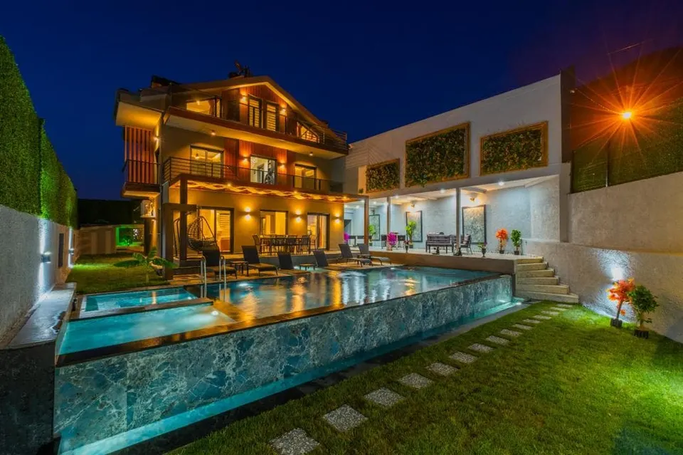 Villa Su gece fotoğrafının düzenleme öncesi hali