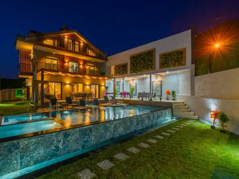 Villa Su Ölüdeniz gece aydınlatmalı cephesi ve havuzu